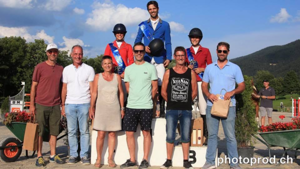 TR 2019 podium 2019 avec sponsors